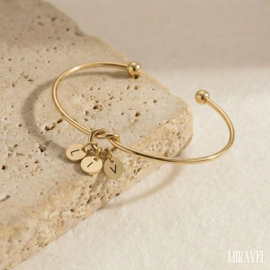 Pulsera Gabrielle dorada personalizada con medallas de iniciales